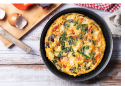 Frittata aux Poivrons, Oignon Rouge, Épinards et Curcuma
